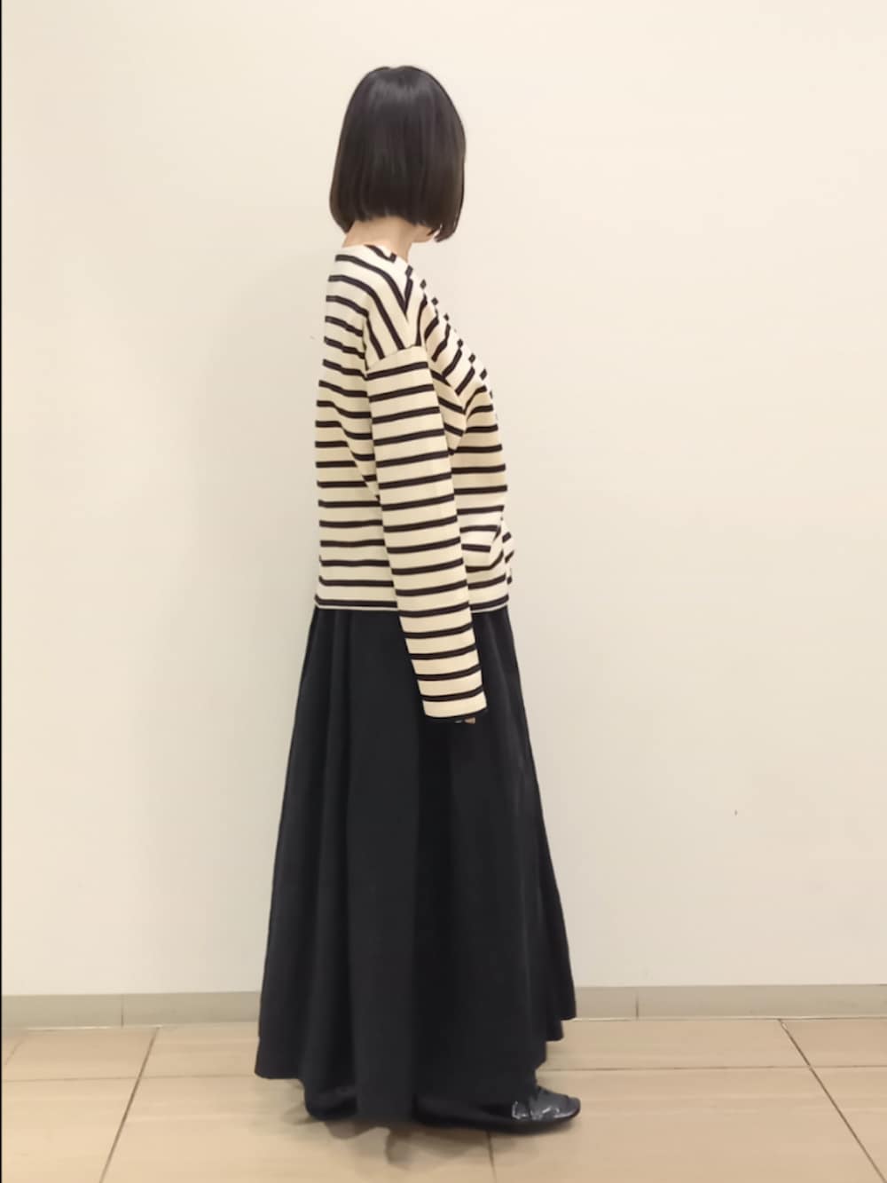 その他のカーディガン/ボレロ、ブラック系のスカートを着用したレディースの秋コーディネートの2枚目の写真