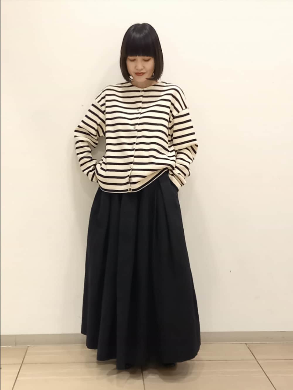 その他のカーディガン/ボレロ、ブラック系のスカートを着用したレディースの秋コーディネートの4枚目の写真