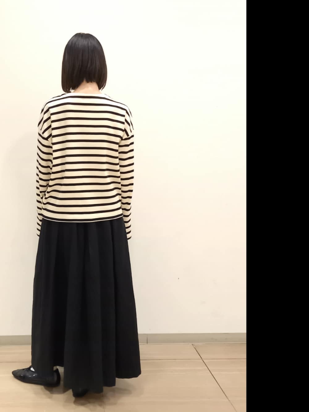 その他のカーディガン/ボレロ、ブラック系のスカートを着用したレディースの秋コーディネートの3枚目の写真