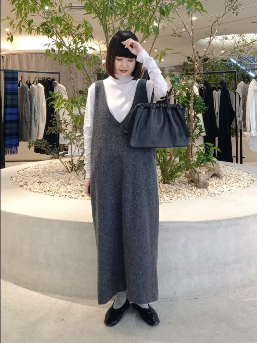 グレー系のTシャツ/カットソー、グレー系のワンピース、ブラック系のその他雑貨を着用したレディースの冬コーディネートの3枚目の写真