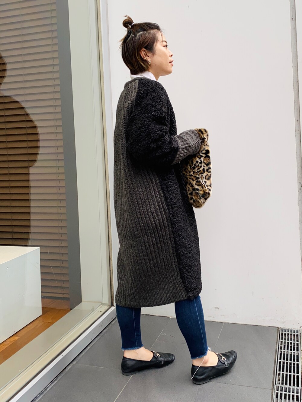 ホワイト系のニット/セーター、ブラック系のその他アウター、その他のトートバッグを着用したレディースの秋コーディネートの2枚目の写真