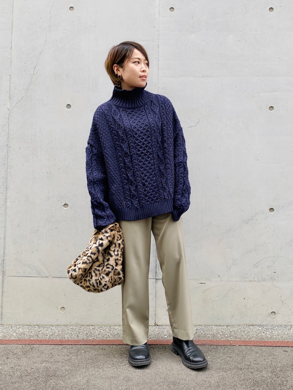 ブルー系のニット/セーター、グリーン系のその他パンツ、その他のトートバッグを着用したレディースの秋コーディネートの2枚目の写真