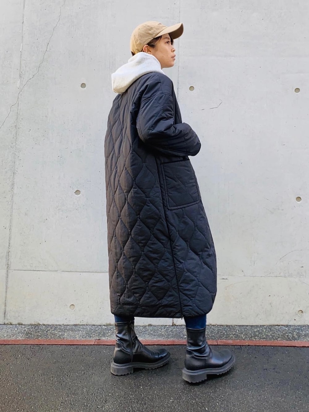 グレー系のパーカー、ブラック系のその他アウターを着用したレディースの秋コーディネートの3枚目の写真