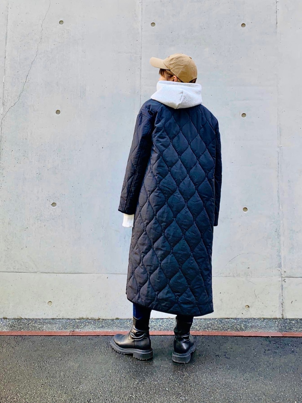 グレー系のパーカー、ブラック系のその他アウターを着用したレディースの秋コーディネートの4枚目の写真