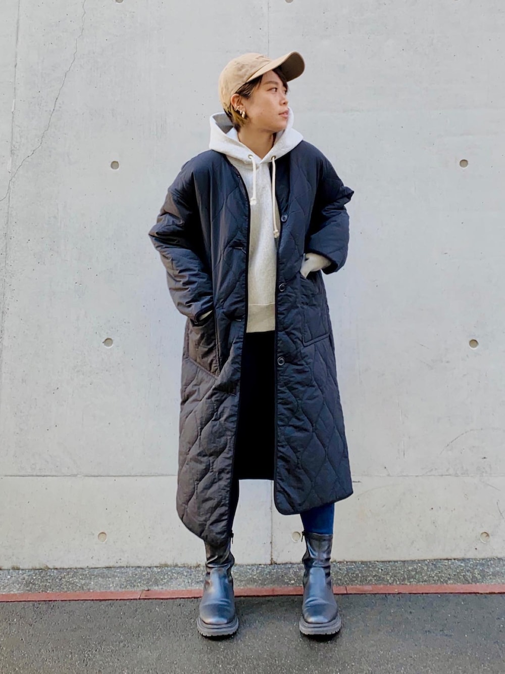 グレー系のパーカー、ブラック系のその他アウターを着用したレディースの秋コーディネートの2枚目の写真