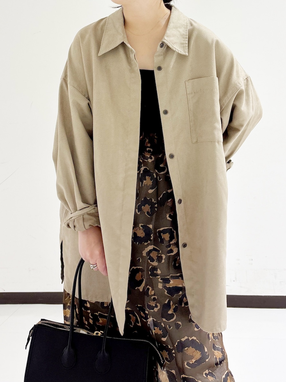 ベージュ系のシャツ/ブラウス、ブラック系のショルダーバッグ、グリーン系のスカートを着用したレディースの秋コーディネートの7枚目の写真