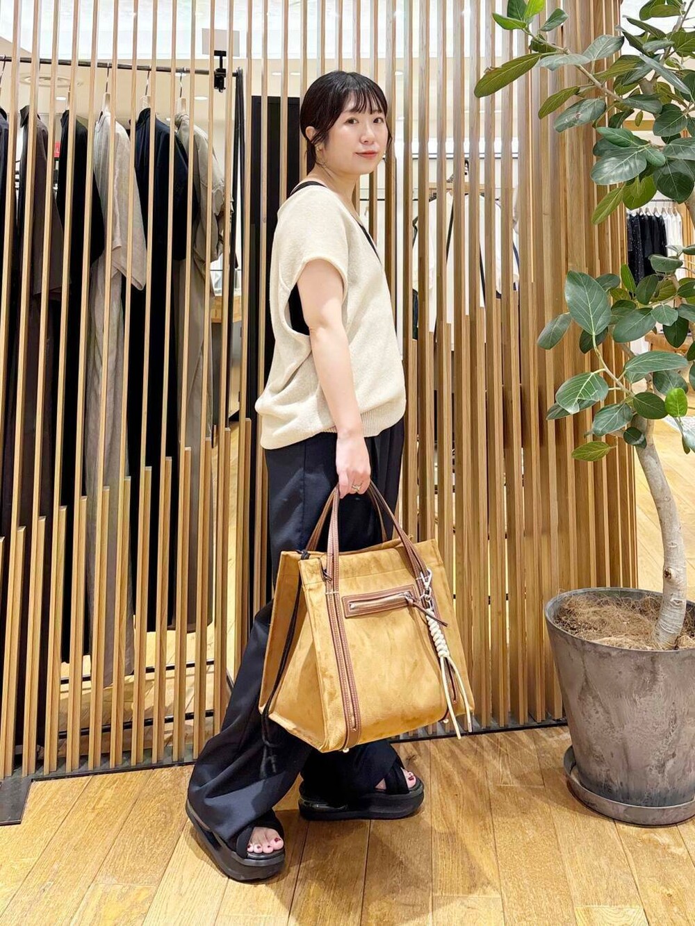 ブラック系のサンダル、ブラック系のタンクトップ、ブルー系のその他パンツを着用したレディースの夏コーディネートの3枚目の写真