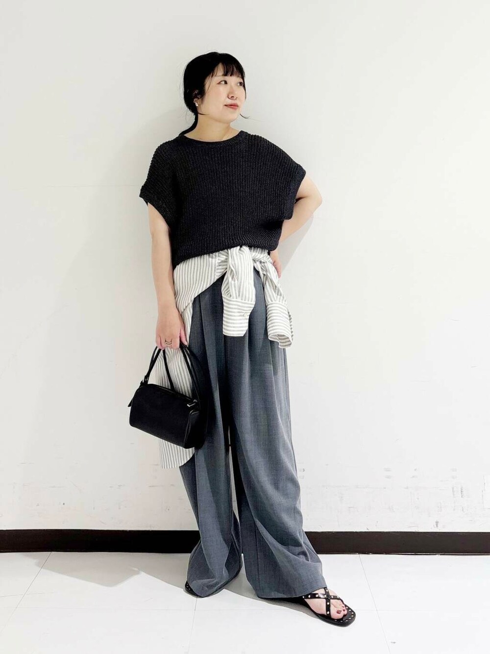 グレー系のその他パンツ、ブラック系のショルダーバッグ、ブラック系のサンダルを着用したレディースの夏コーディネートの6枚目の写真