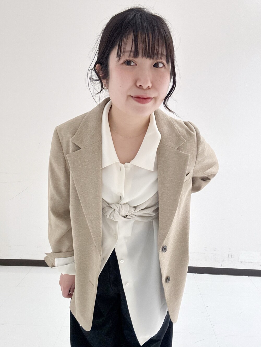 ホワイト系のシャツ/ブラウス、ベージュ系のその他アウター、ホワイト系のキャミソールを着用したレディースの春コーディネートの6枚目の写真