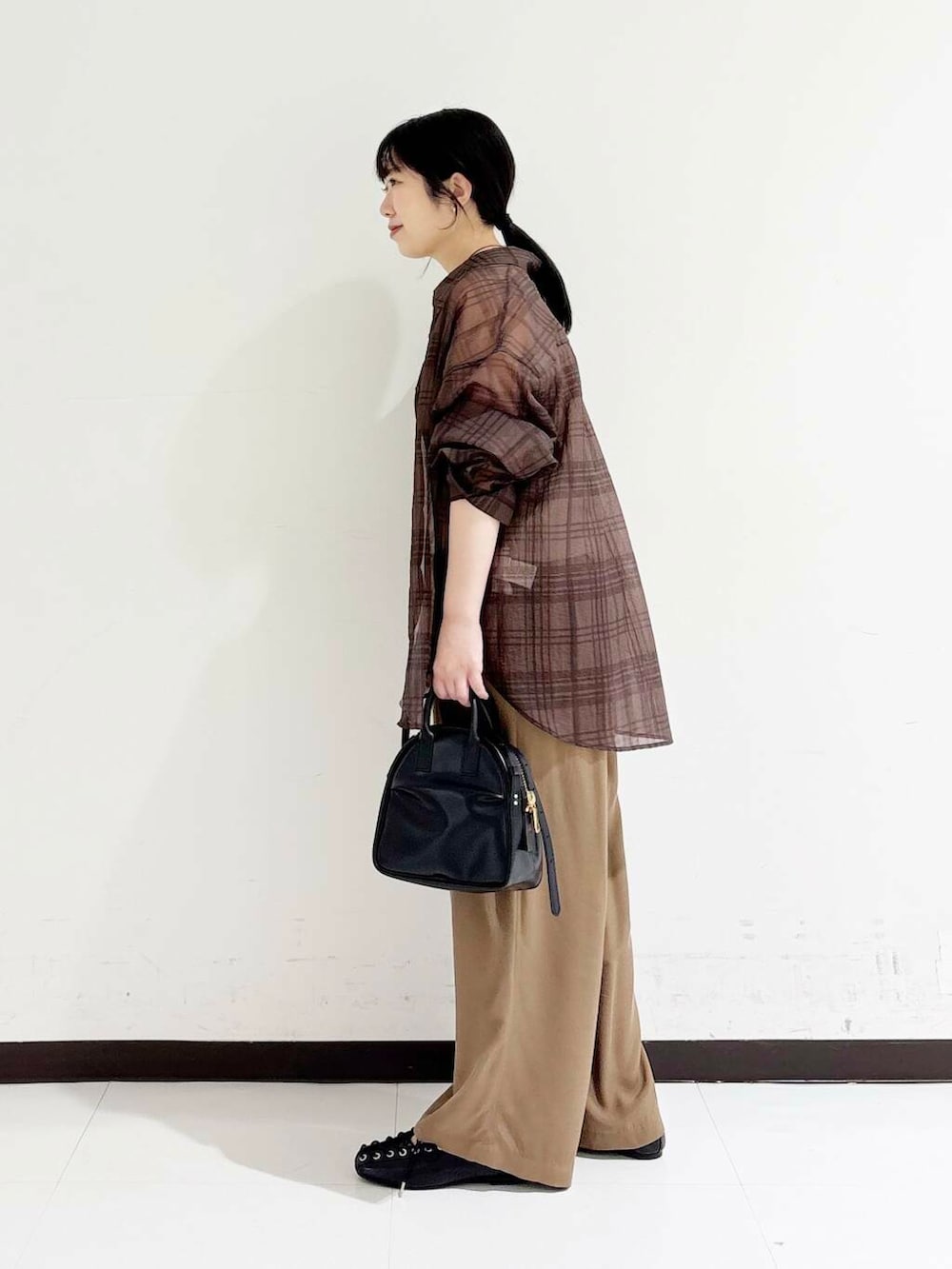 ブラック系のショルダーバッグ、ベージュ系のキャミソール、ブラック系のバレエシューズを着用したレディースの夏コーディネートの2枚目の写真