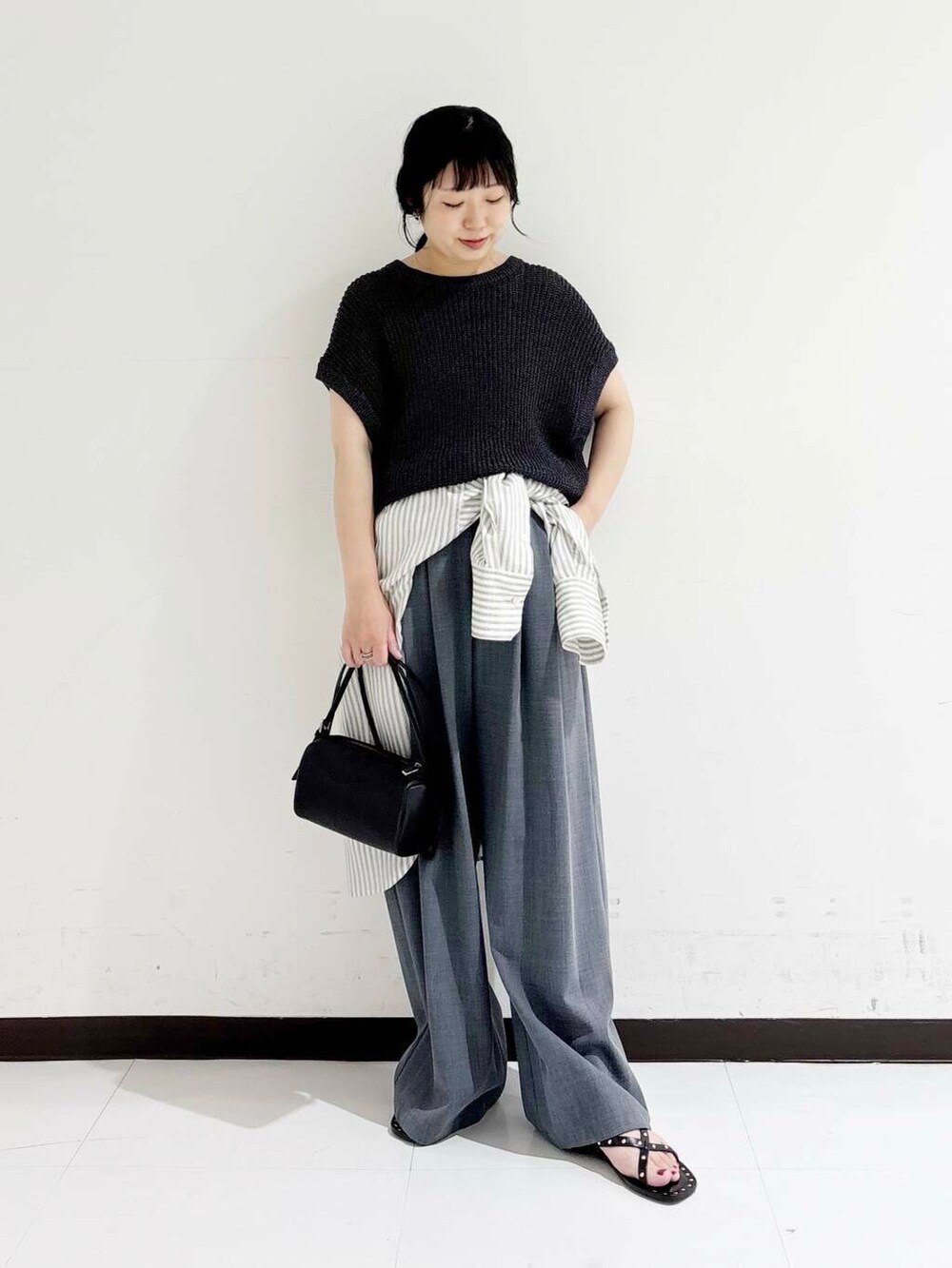 グレー系のその他パンツ、ブラック系のショルダーバッグ、ブラック系のサンダルを着用したレディースの夏コーディネートの2枚目の写真