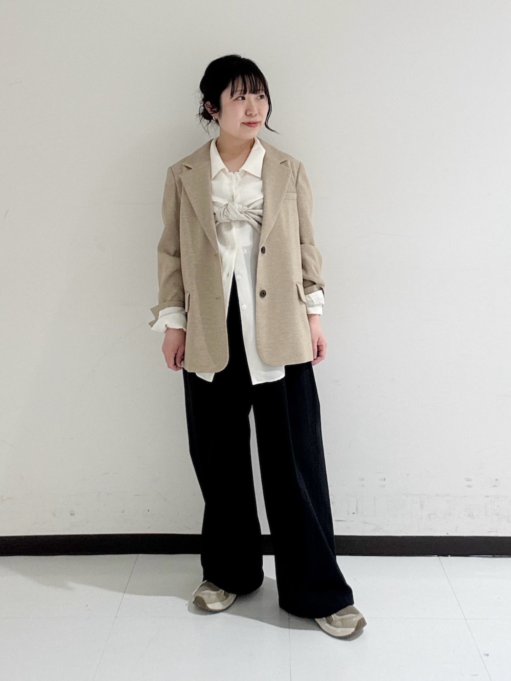 ホワイト系のシャツ/ブラウス、ベージュ系のその他アウター、ホワイト系のキャミソールを着用したレディースの春コーディネートの5枚目の写真