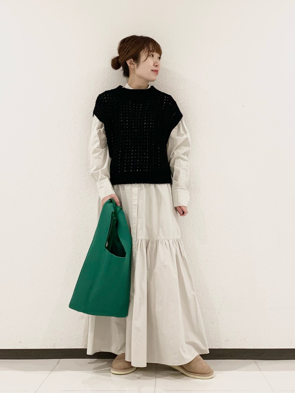 ベージュ系のその他シューズ、ベージュ系のその他アウター、ブラック系のニット/セーターを着用したレディースの秋コーディネートの2枚目の写真