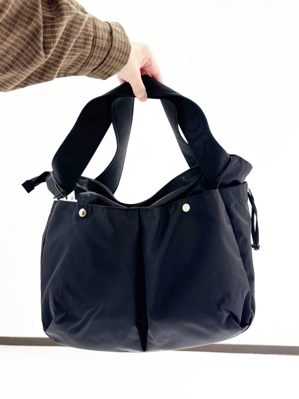 ブラウン系のシャツ/ブラウス、ブラック系のタンクトップ、ブラック系のショルダーバッグを着用したレディースの秋コーディネートの8枚目の写真