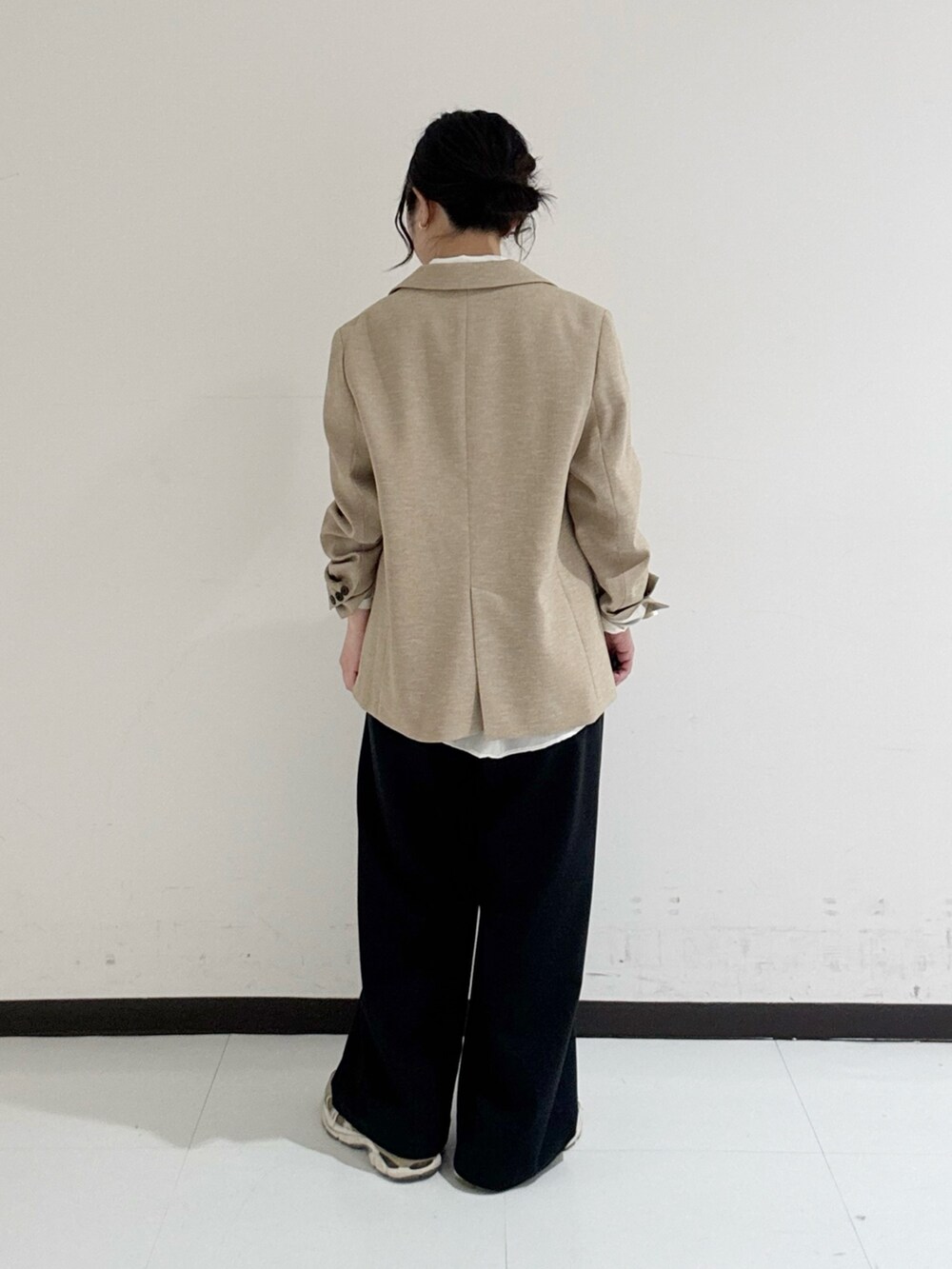 ホワイト系のシャツ/ブラウス、ベージュ系のその他アウター、ホワイト系のキャミソールを着用したレディースの春コーディネートの3枚目の写真