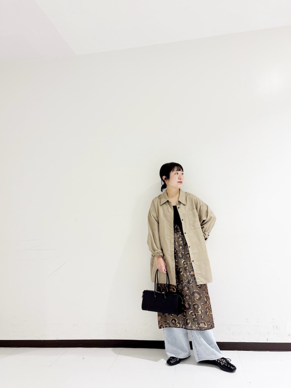 ベージュ系のシャツ/ブラウス、ブラック系のショルダーバッグ、グリーン系のスカートを着用したレディースの秋コーディネートの6枚目の写真