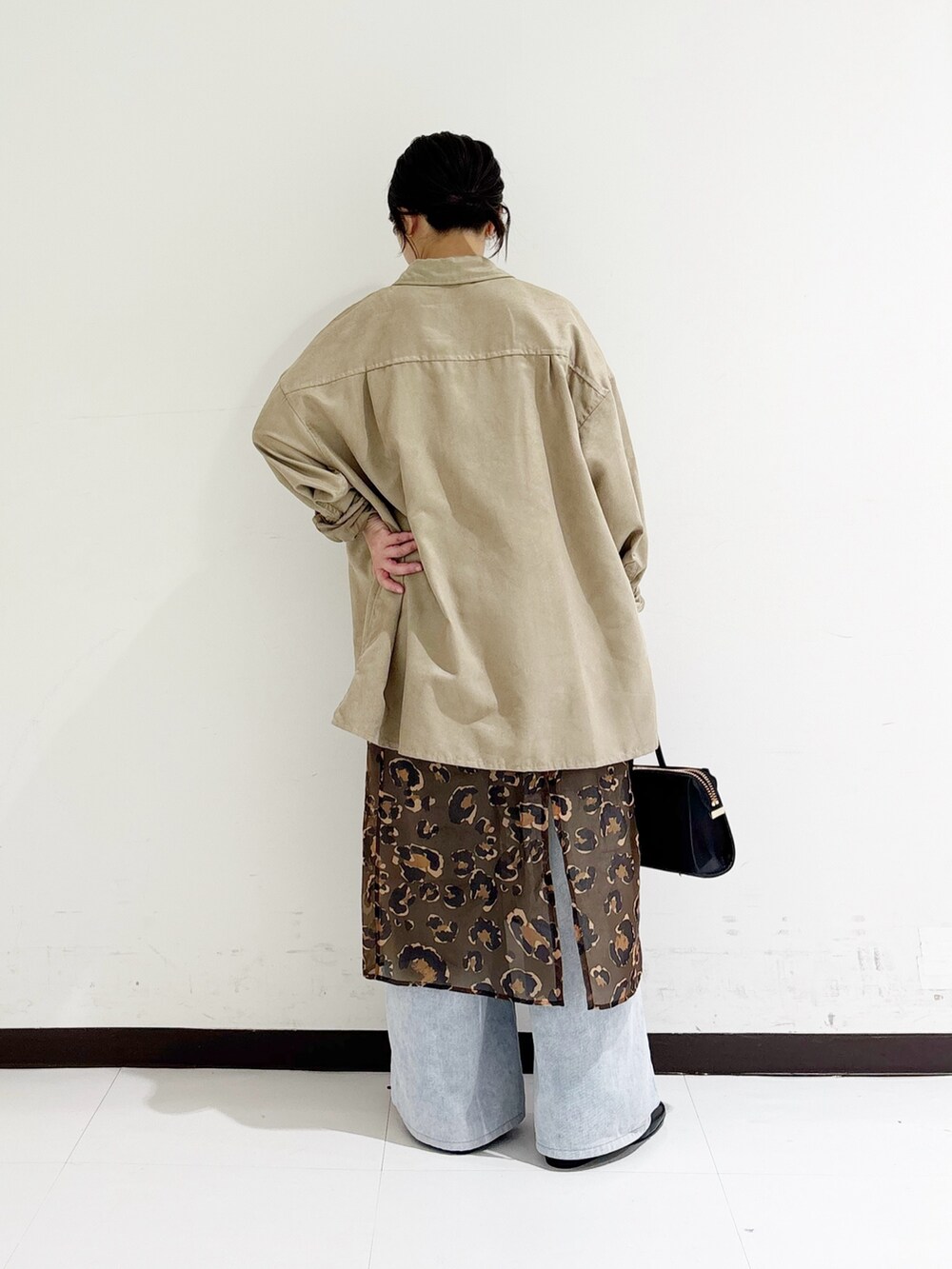 ベージュ系のシャツ/ブラウス、ブラック系のショルダーバッグ、グリーン系のスカートを着用したレディースの秋コーディネートの3枚目の写真