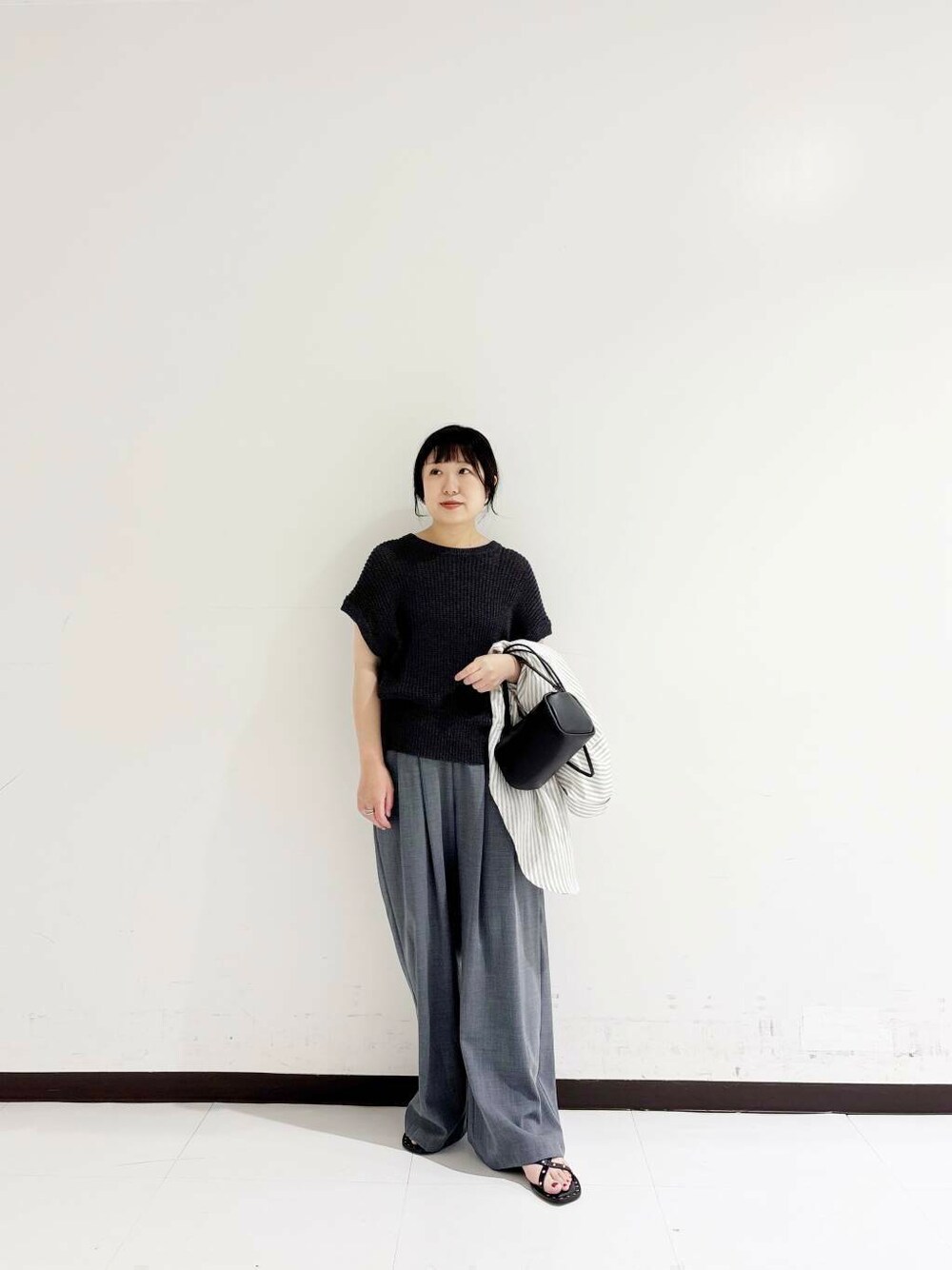 グレー系のその他パンツ、ブラック系のショルダーバッグ、ブラック系のサンダルを着用したレディースの夏コーディネートの7枚目の写真