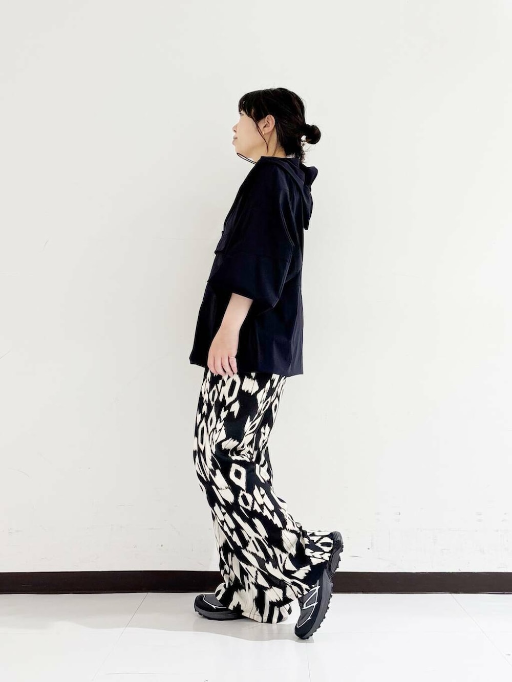 グレー系のスニーカー、ホワイト系のタンクトップ、その他のその他パンツを着用したレディースの春コーディネートの2枚目の写真