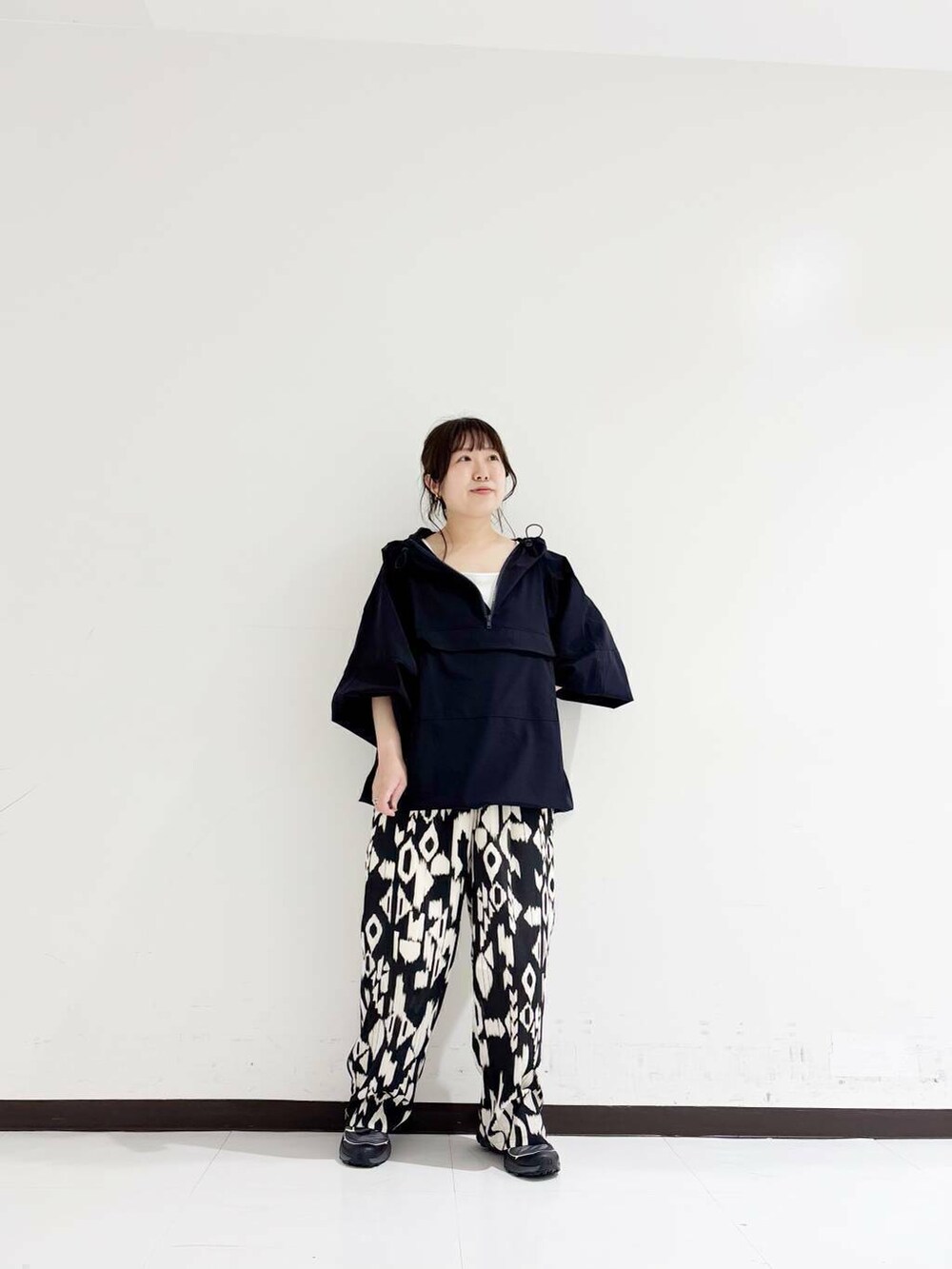 グレー系のスニーカー、ホワイト系のタンクトップ、その他のその他パンツを着用したレディースの春コーディネートの6枚目の写真