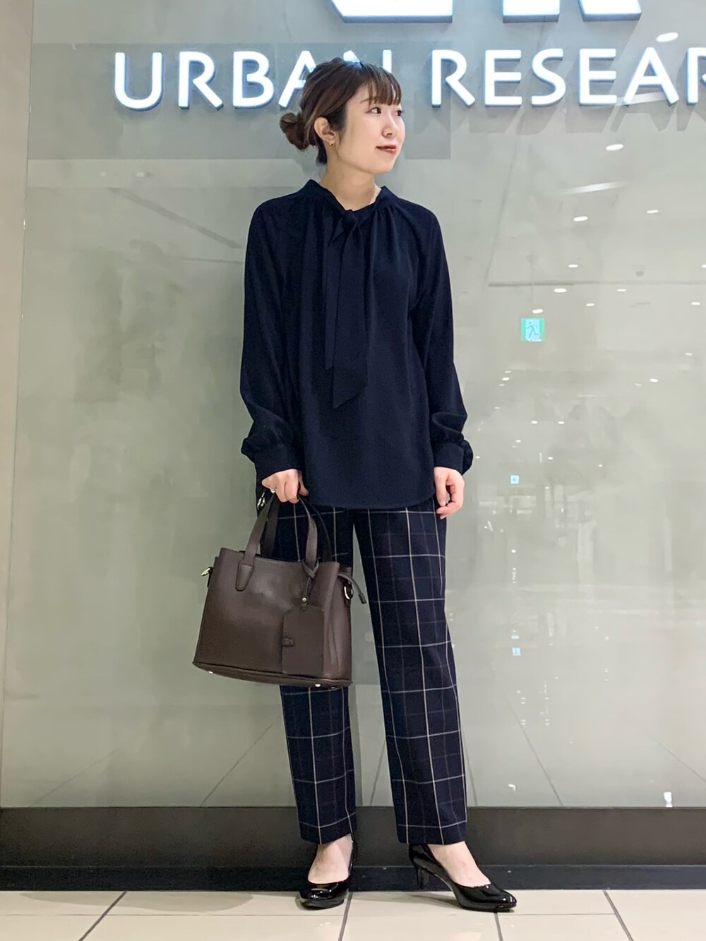 ブラック系のパンプス、ブルー系のシャツ/ブラウス、ブラック系のその他アウターを着用したレディースの冬コーディネートの2枚目の写真