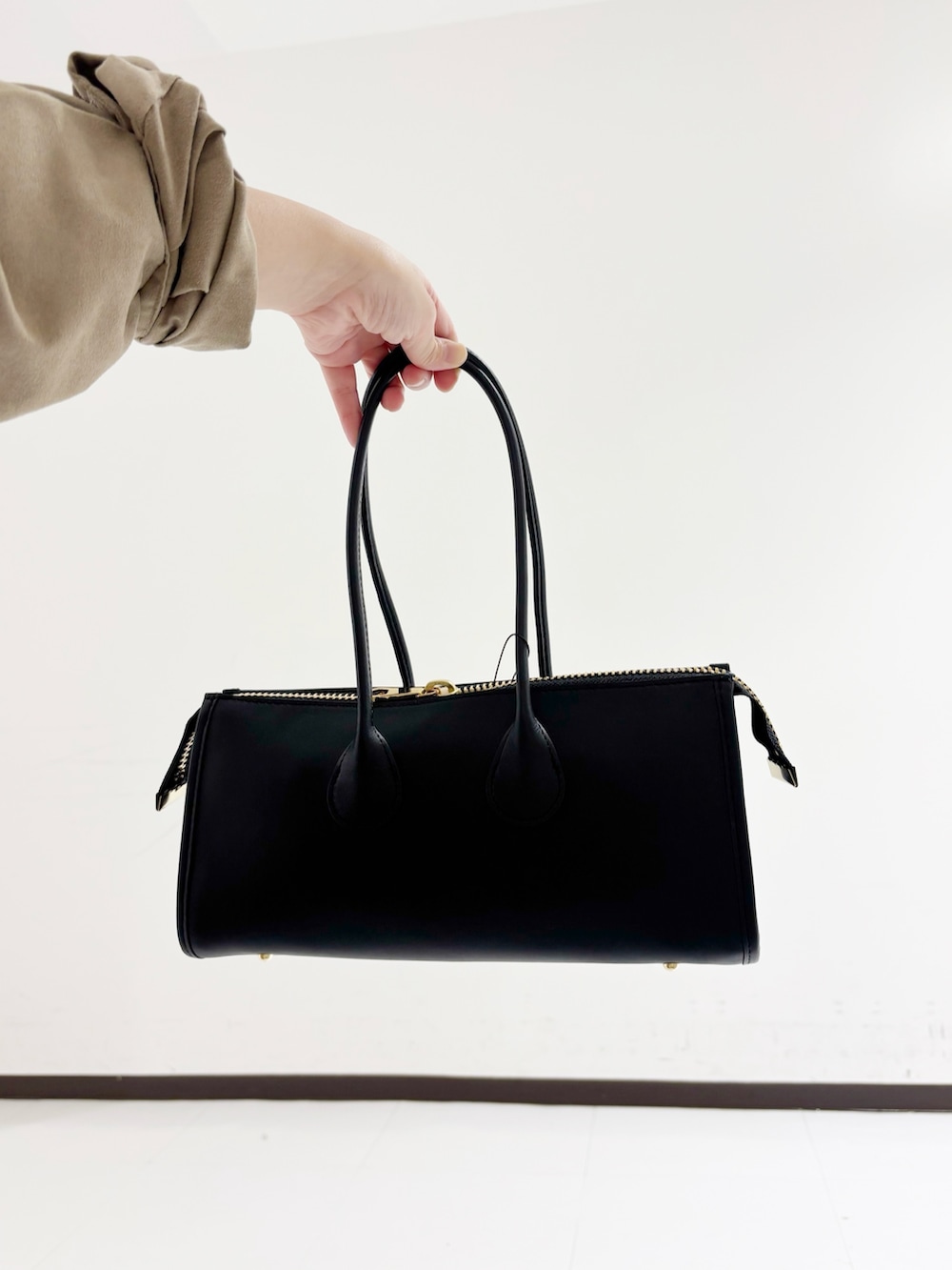 ベージュ系のシャツ/ブラウス、ブラック系のショルダーバッグ、グリーン系のスカートを着用したレディースの秋コーディネートの8枚目の写真