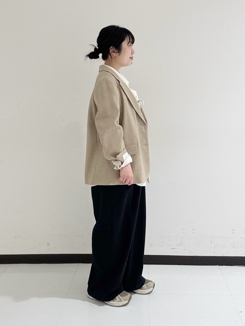 ホワイト系のシャツ/ブラウス、ベージュ系のその他アウター、ホワイト系のキャミソールを着用したレディースの春コーディネートの4枚目の写真