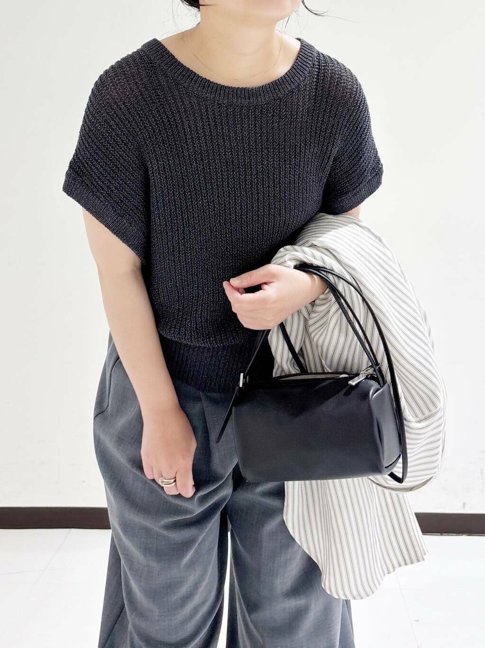 グレー系のその他パンツ、ブラック系のショルダーバッグ、ブラック系のサンダルを着用したレディースの夏コーディネートの8枚目の写真