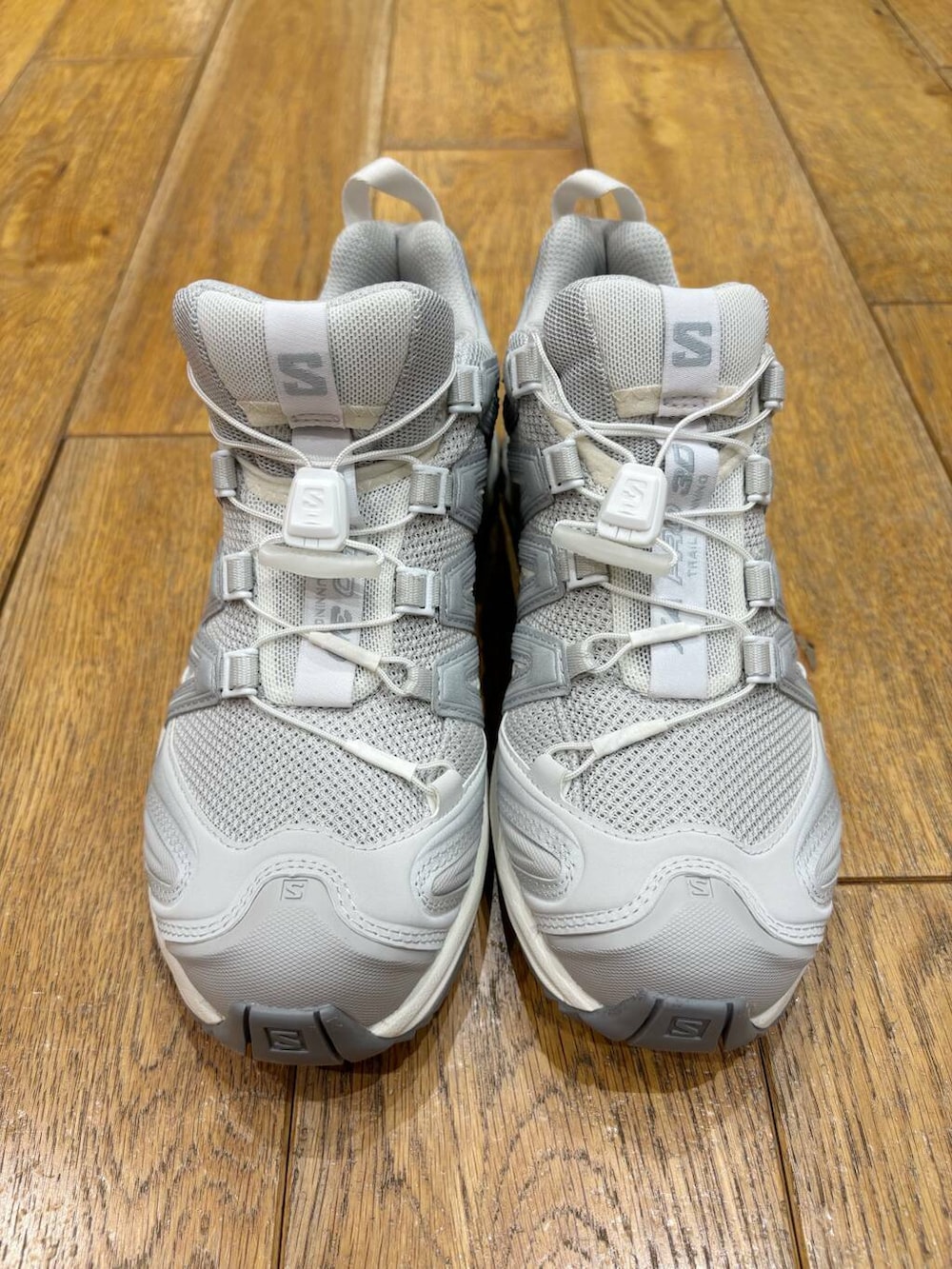 ブラック系のショルダーバッグ、ブラック系のその他パンツ、ホワイト系のシャツ/ブラウスを着用したレディースの夏コーディネートの6枚目の写真