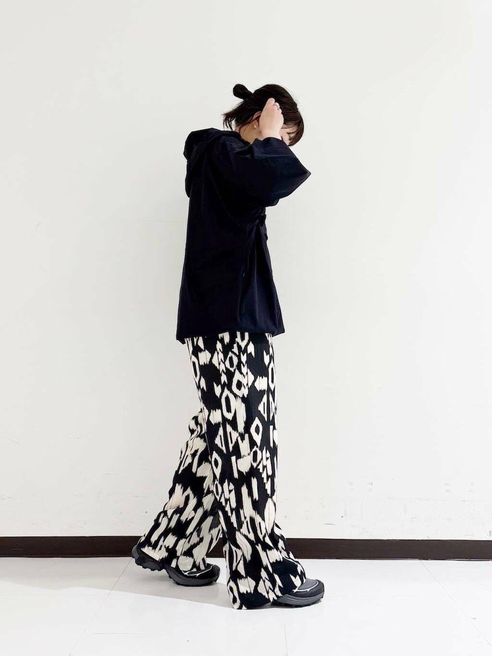 グレー系のスニーカー、ホワイト系のタンクトップ、その他のその他パンツを着用したレディースの春コーディネートの4枚目の写真