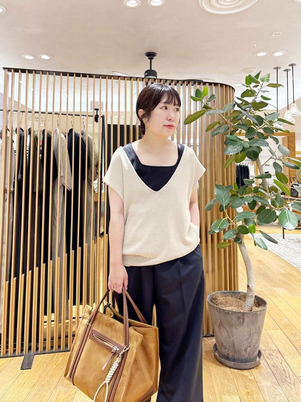 ブラック系のサンダル、ブラック系のタンクトップ、ブルー系のその他パンツを着用したレディースの夏コーディネートの4枚目の写真