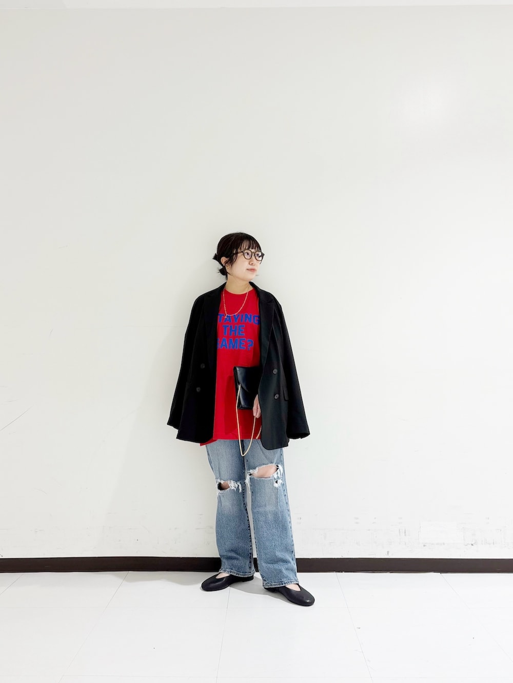 ブラック系のバレエシューズ、ブラック系のその他アウター、レッド系のTシャツ/カットソーを着用したレディースの秋コーディネートの6枚目の写真