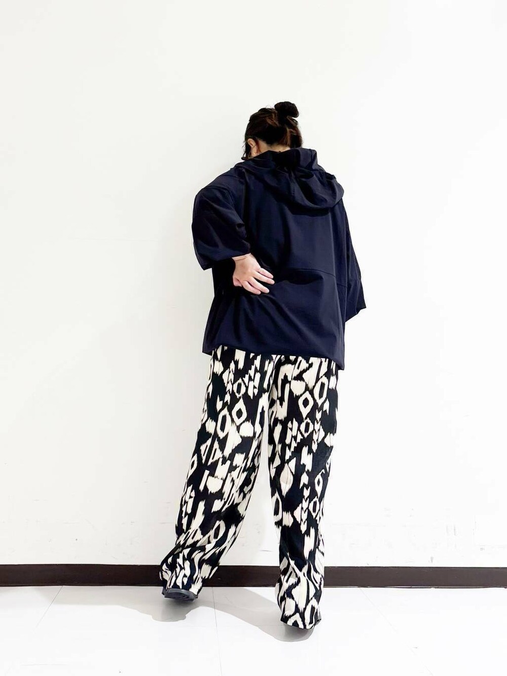 グレー系のスニーカー、ホワイト系のタンクトップ、その他のその他パンツを着用したレディースの春コーディネートの3枚目の写真