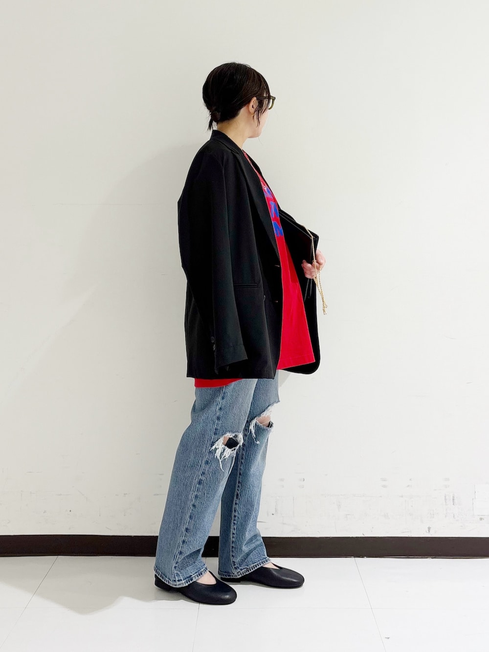 ブラック系のバレエシューズ、ブラック系のその他アウター、レッド系のTシャツ/カットソーを着用したレディースの秋コーディネートの4枚目の写真