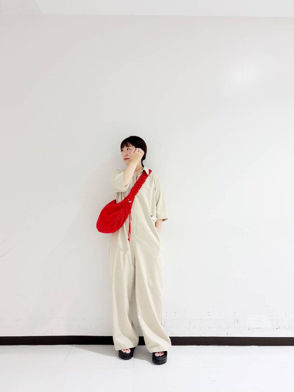 「オールインワン、大人カジュアル、ママコーデ、サンダル、低身長、休日コーデ、newarrival、低身長コーデ、30代、淡色コーデ、体型カバー、旅行コーデ、紫外線対策、ママの体型カバー、149cm」｜「RODE SKOのhun RODE SKO　Gather small（ショルダーバッグ、レッド系）」を使った、mamiさん（レディース・150cm）の夏コーディネートの6枚目の写真