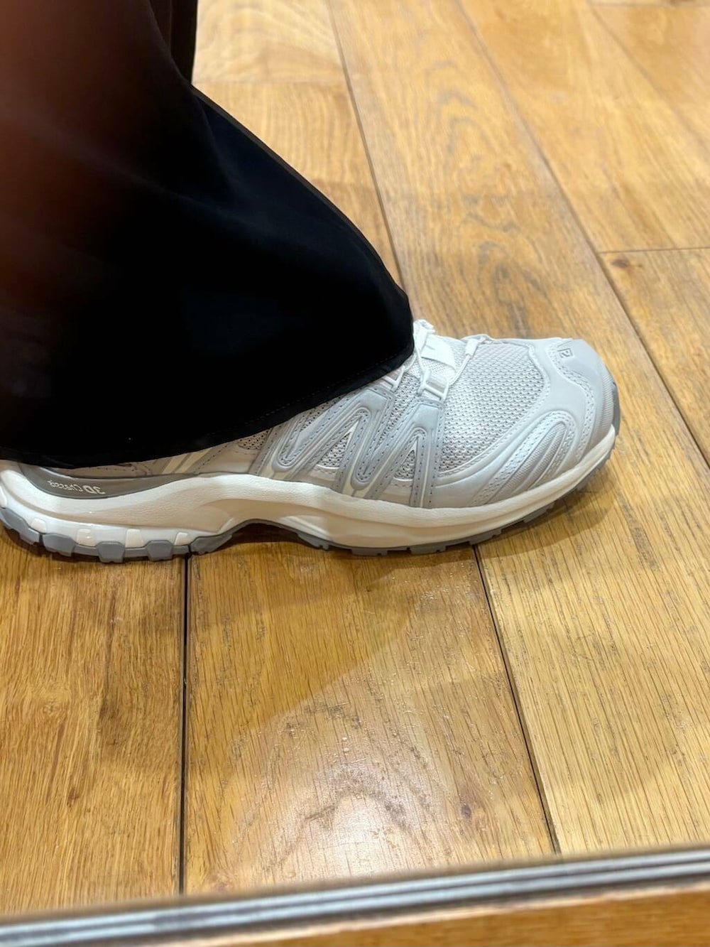 ブラック系のショルダーバッグ、ブラック系のその他パンツ、ホワイト系のシャツ/ブラウスを着用したレディースの夏コーディネートの7枚目の写真