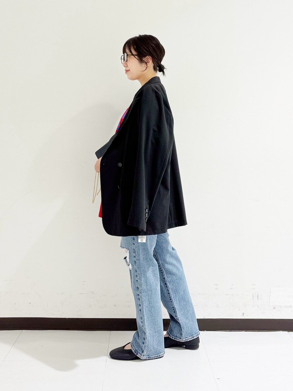 ブラック系のバレエシューズ、ブラック系のその他アウター、レッド系のTシャツ/カットソーを着用したレディースの秋コーディネートの2枚目の写真