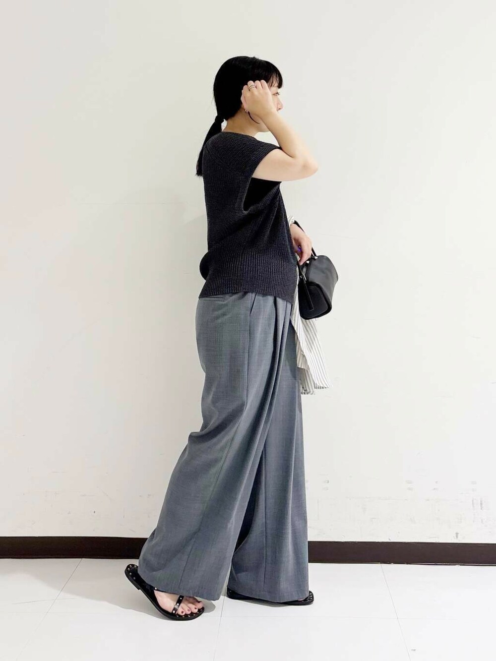 グレー系のその他パンツ、ブラック系のショルダーバッグ、ブラック系のサンダルを着用したレディースの夏コーディネートの5枚目の写真