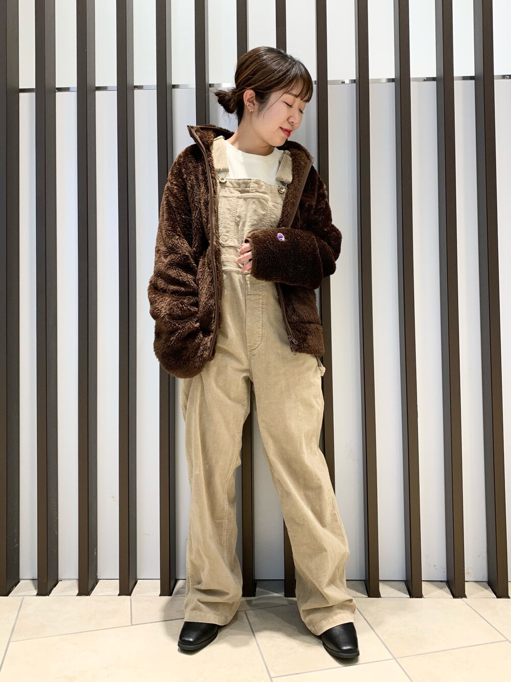 「カーディガン、シンプル、スウェットワンピース、大人カジュアル、シンプルコーデ、低身長、着回しコーデ」|「URBAN RESEARCH Sonny Labelのフェイクスェードワンショルダーバッグ(ショルダーバッグ、ホワイト系)」を使った、maaamii02さん(レディース・148cm)の秋コーディネートの2枚目の写真
