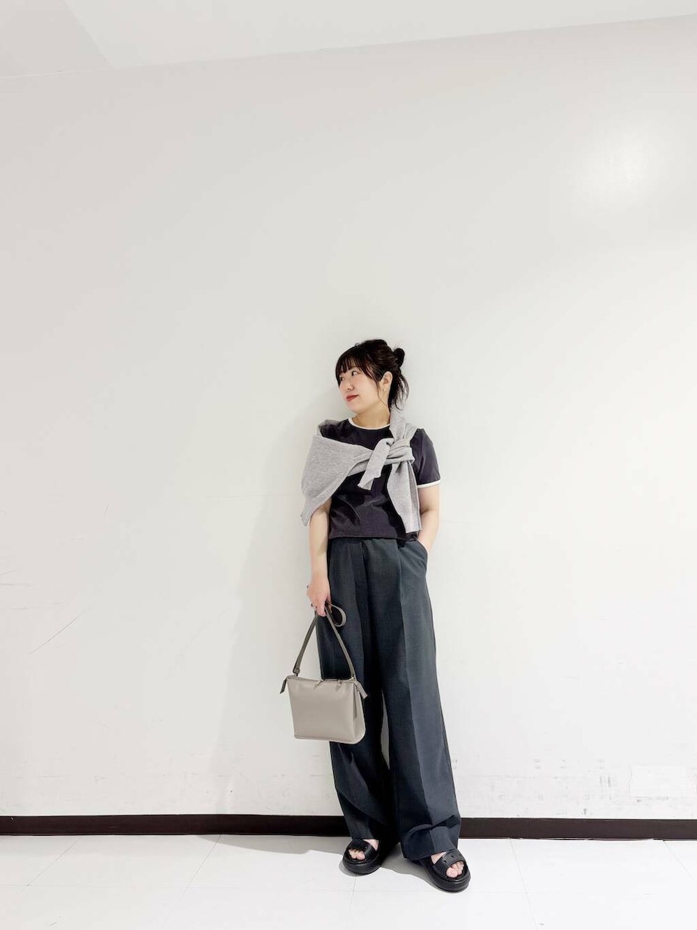 maaamii02さんの「new basic　リネン混スポンディッシュニットカーディガン（URBAN RESEARCH）」を使ったコーディネートの6枚目の写真