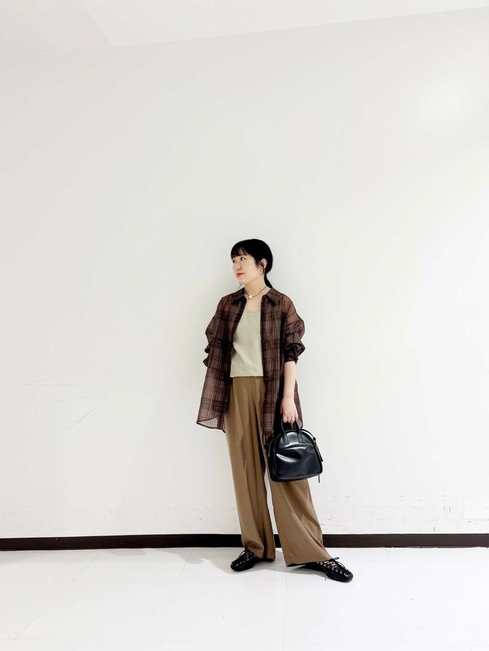 ブラック系のショルダーバッグ、ベージュ系のキャミソール、ブラック系のバレエシューズを着用したレディースの夏コーディネートの6枚目の写真