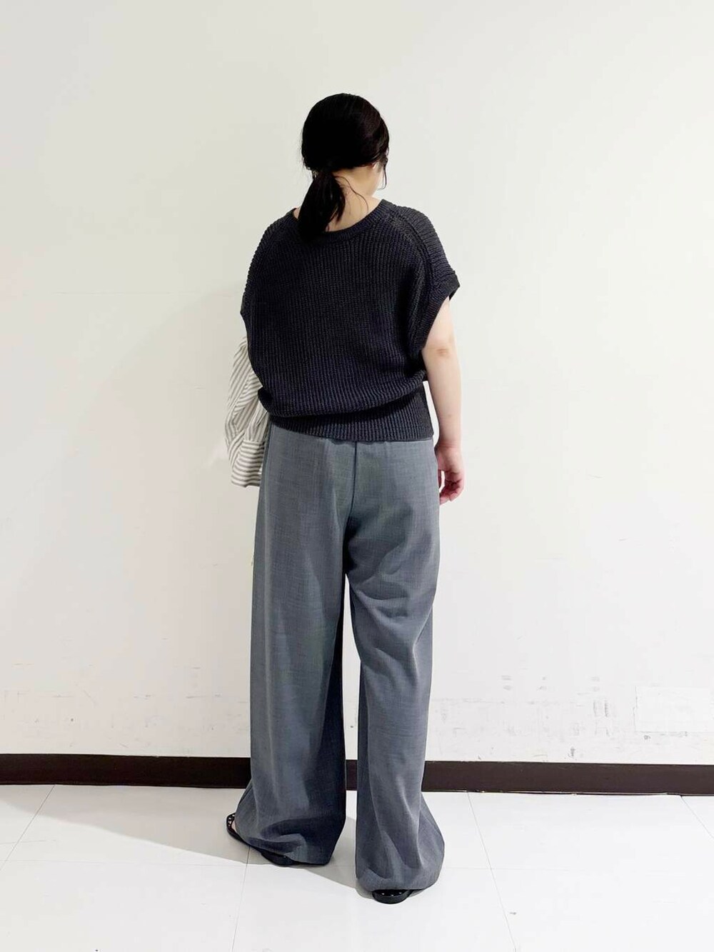 グレー系のその他パンツ、ブラック系のショルダーバッグ、ブラック系のサンダルを着用したレディースの夏コーディネートの4枚目の写真