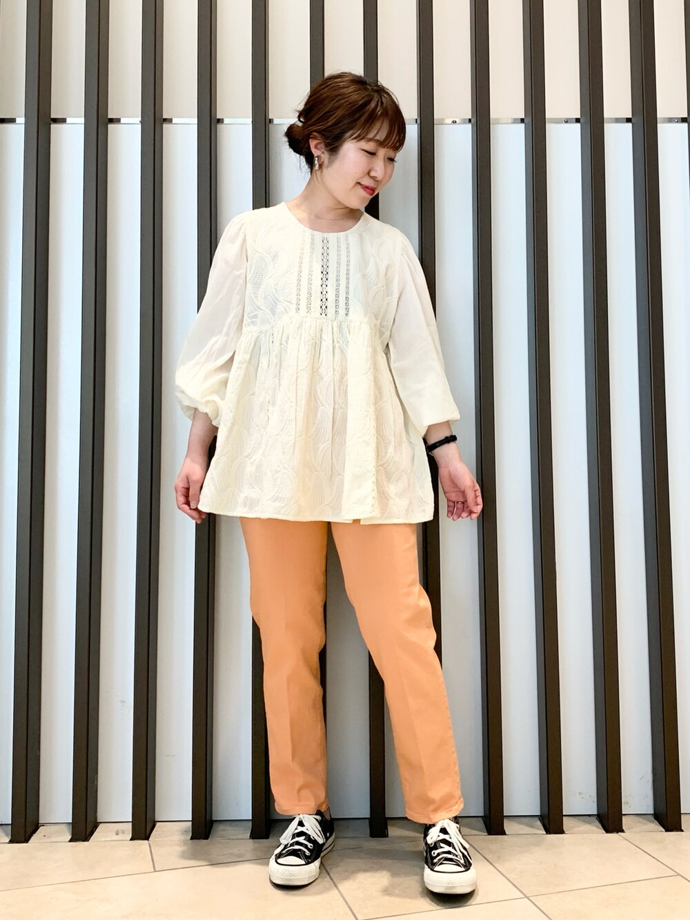 「春服みてみて、春アウター、デニム、春コーデ、パステル映える春、トレンチコート、ビッグシルエット、春カラー、スニーカー、カジュアル、低身長女子、ボリューム袖、淡色コーデ、コンバース、春」|「CONVERSEのCONVERSE コンバース オール スター ジャパン オックス / ALL STAR J OX (BLACK) 32167431(スニーカー、ブラック系)」を使った、maaamii02さん(レディース・148cm)の春コーディネートの2枚目の写真