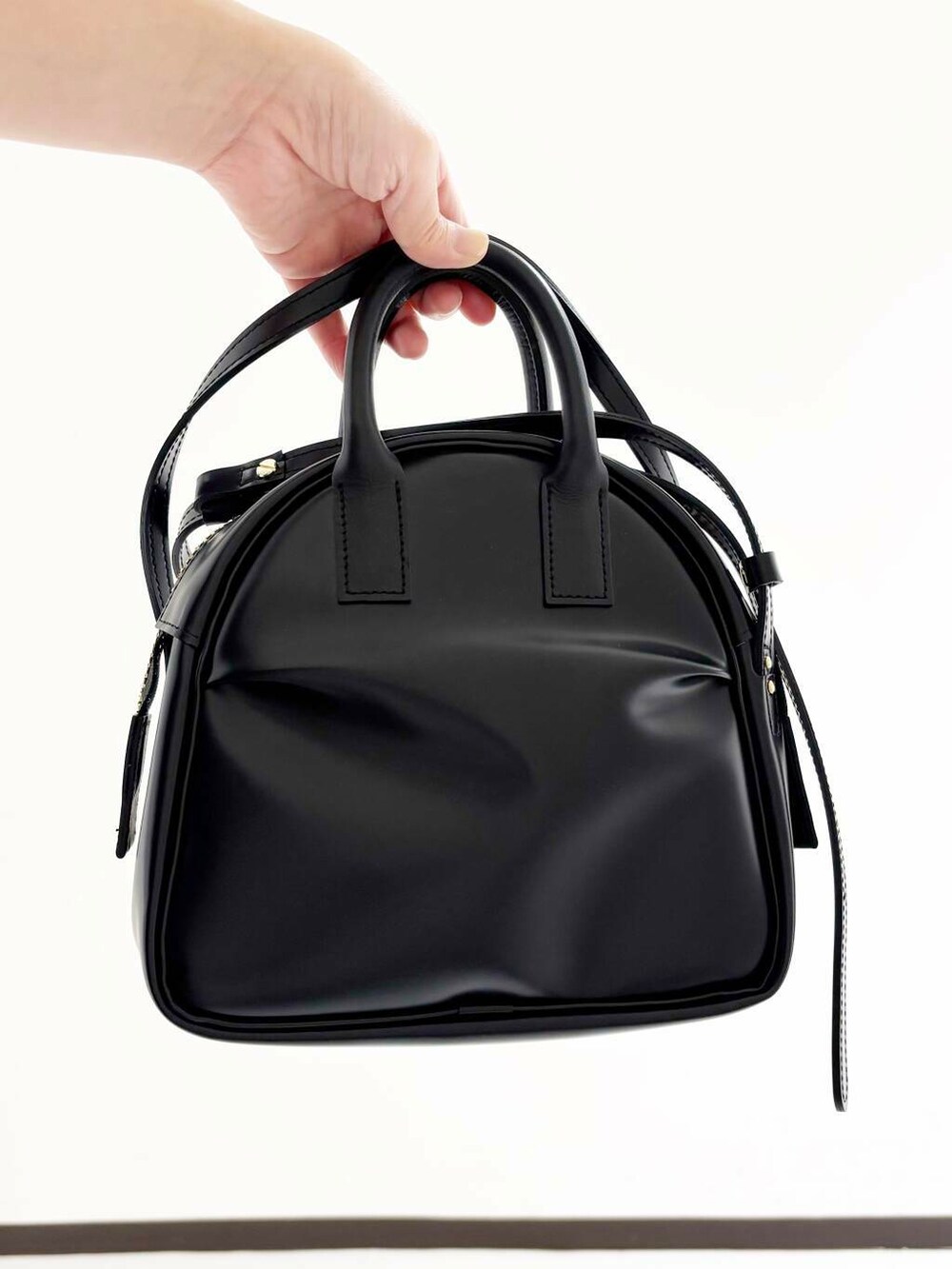 ブラック系のショルダーバッグ、ベージュ系のキャミソール、ブラック系のバレエシューズを着用したレディースの夏コーディネートの8枚目の写真