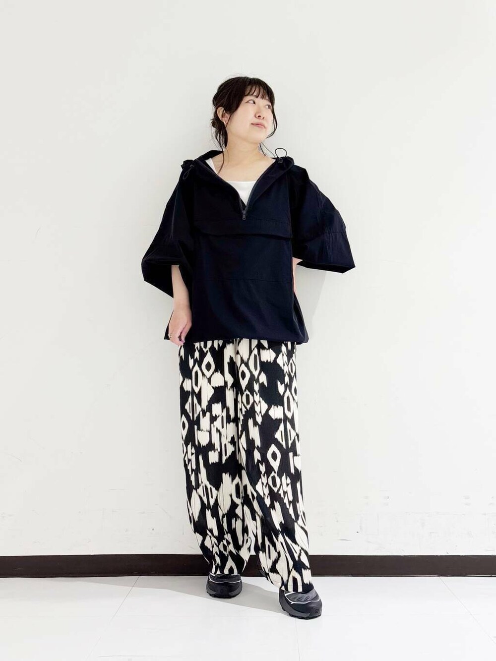 グレー系のスニーカー、ホワイト系のタンクトップ、その他のその他パンツを着用したレディースの春コーディネートの5枚目の写真