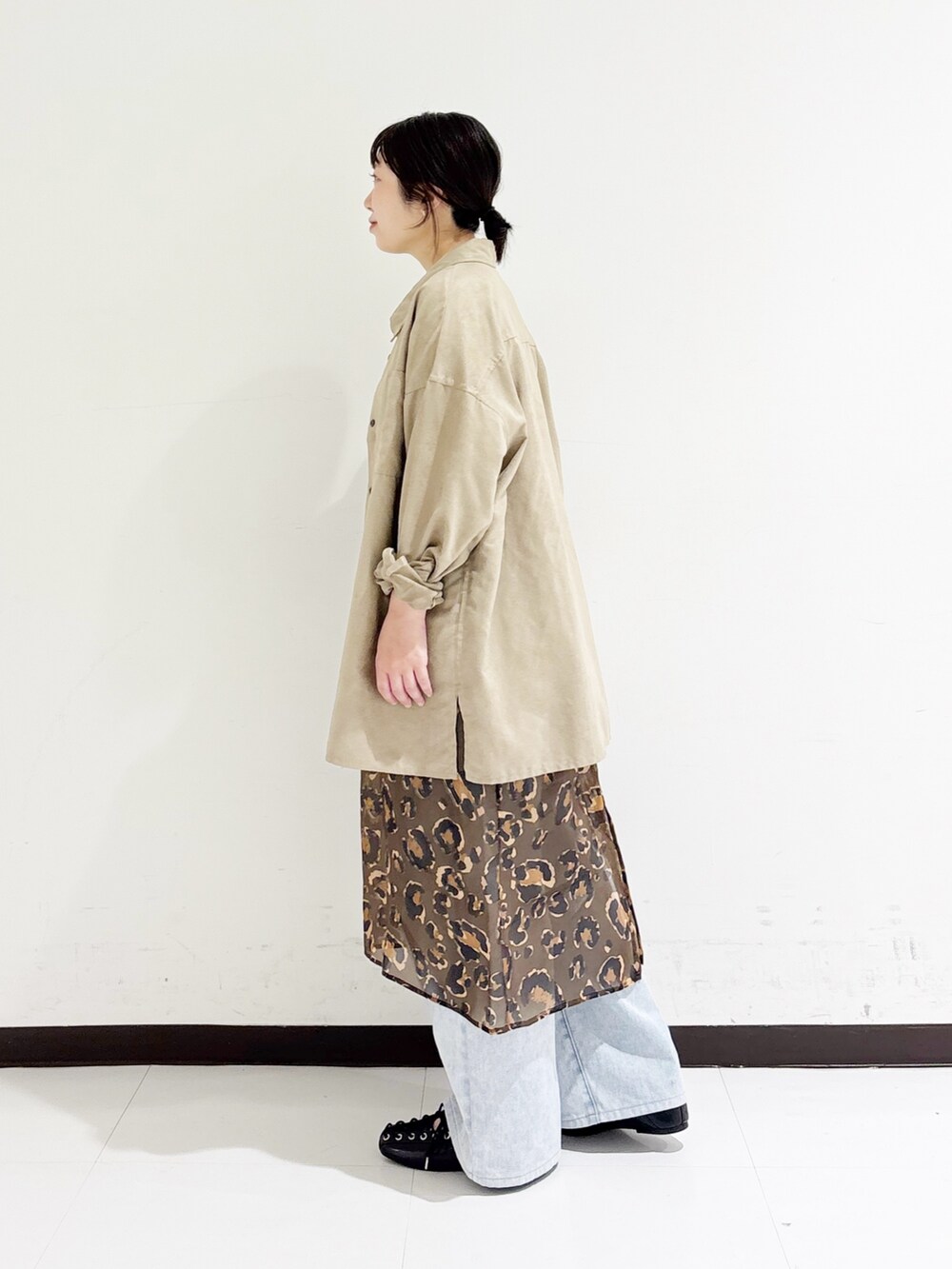 ベージュ系のシャツ/ブラウス、ブラック系のショルダーバッグ、グリーン系のスカートを着用したレディースの秋コーディネートの2枚目の写真