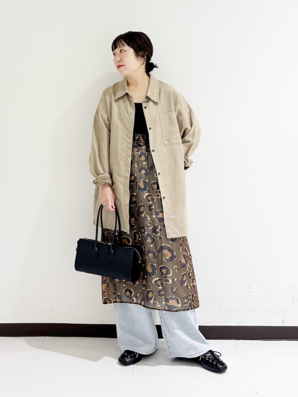 ベージュ系のシャツ/ブラウス、ブラック系のショルダーバッグ、グリーン系のスカートを着用したレディースの秋コーディネートの5枚目の写真