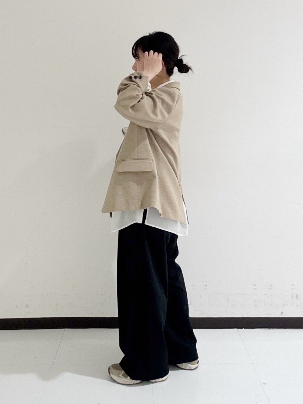 ホワイト系のシャツ/ブラウス、ベージュ系のその他アウター、ホワイト系のキャミソールを着用したレディースの春コーディネートの2枚目の写真