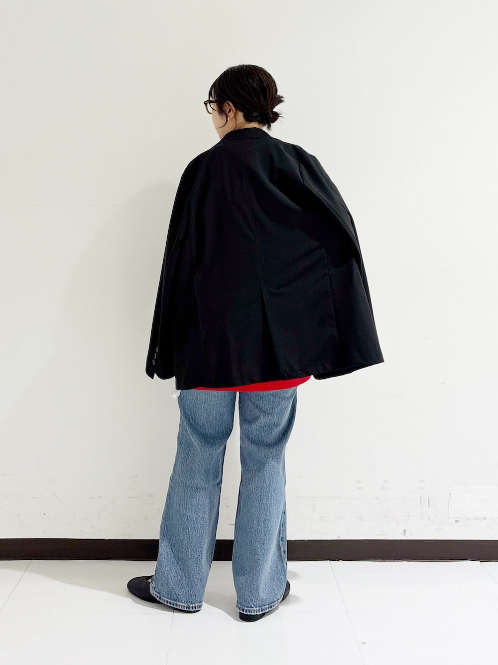 ブラック系のバレエシューズ、ブラック系のその他アウター、レッド系のTシャツ/カットソーを着用したレディースの秋コーディネートの3枚目の写真