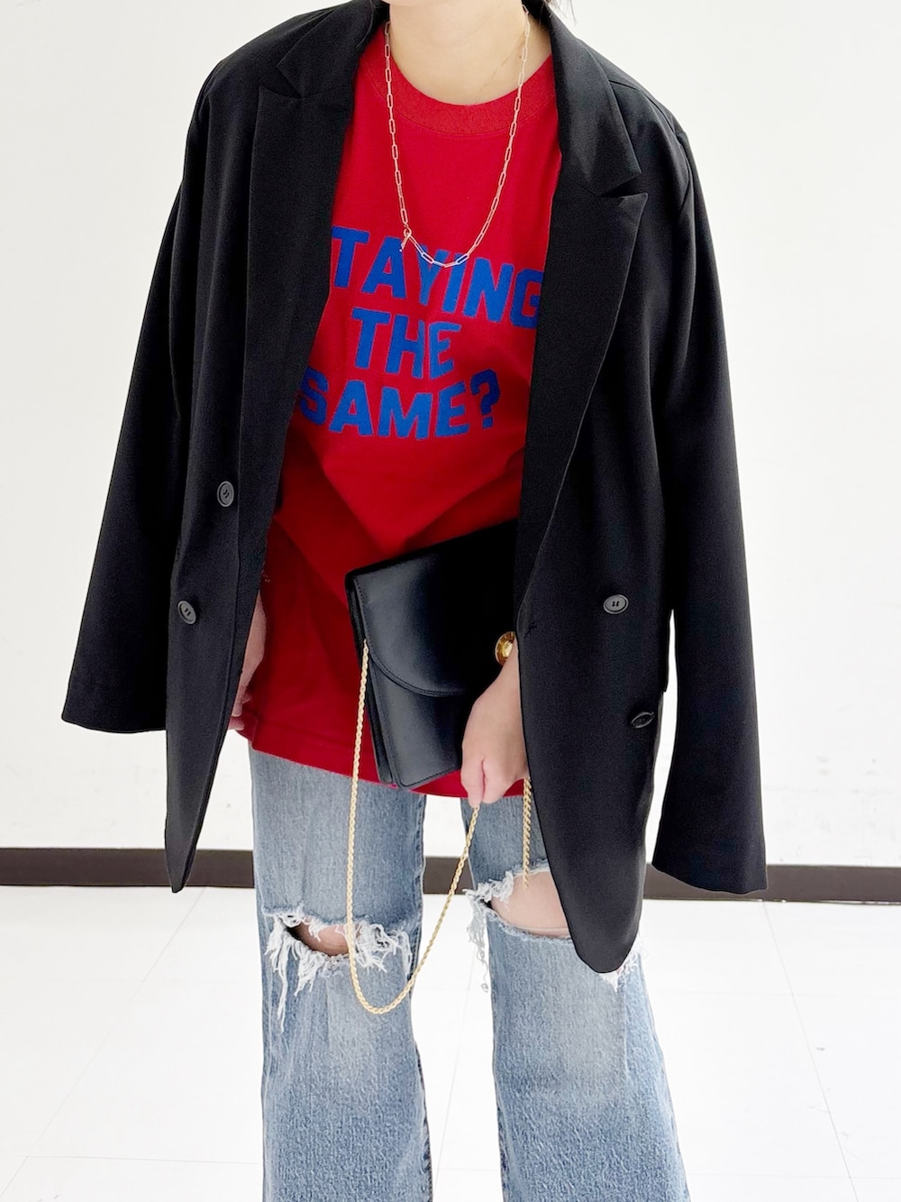 ブラック系のバレエシューズ、ブラック系のその他アウター、レッド系のTシャツ/カットソーを着用したレディースの秋コーディネートの7枚目の写真